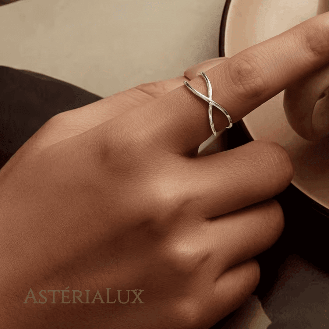 Anel Cruzado Elegância Minimalista em Prata 925